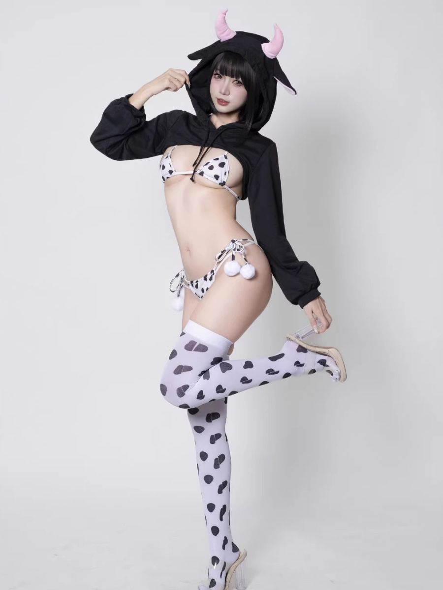 Kawaii Cow Costume — hoodie detail